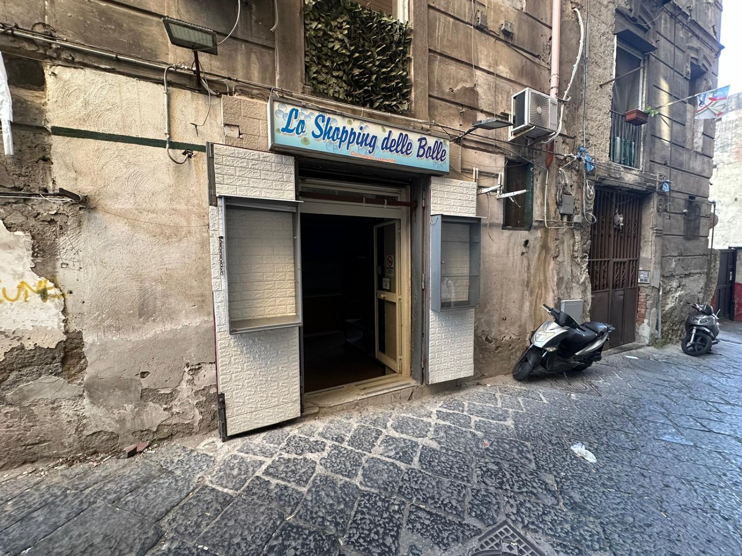 locale commerciale 30 mq + deposito 30 mq